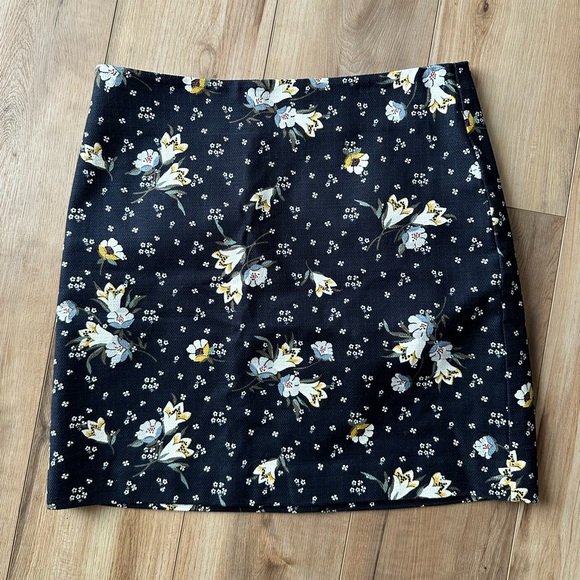 LOFT Dresses & Skirts - LOFT Black Mini Skirt with White and Yellow Floral Print size 8
